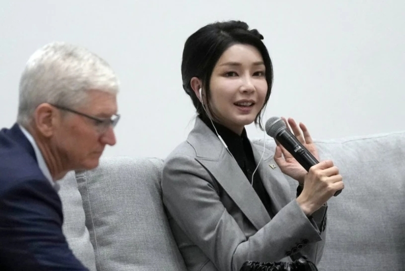 韓國第一夫人金建希與蘋果執(zhí)行長庫克。