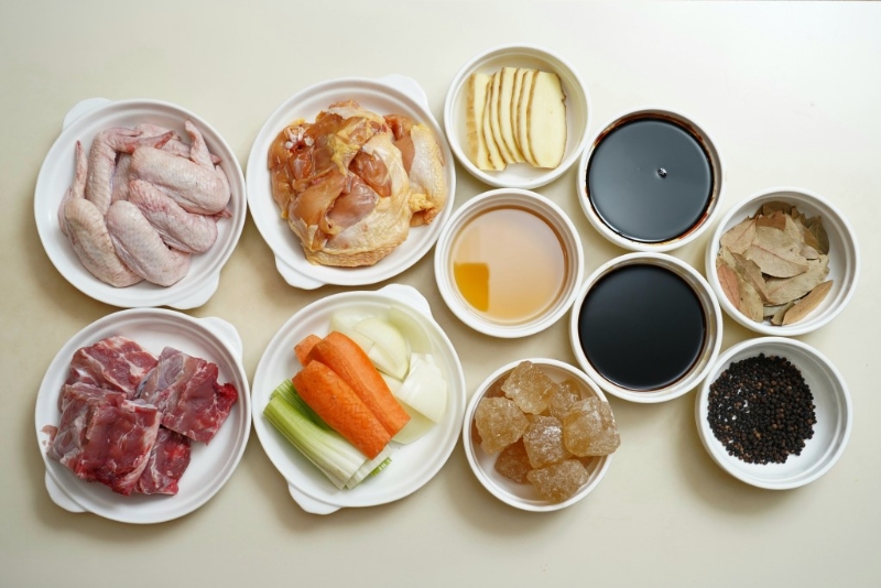 楊師傅表示，烹調(diào)瑞士雞翼主要分三部分：雞翼、上湯及調(diào)味。