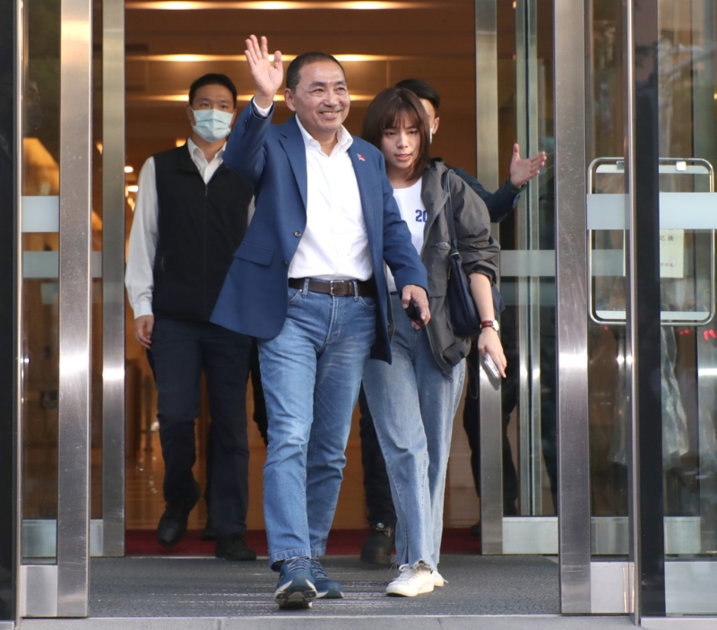 國(guó)民黨總統(tǒng)參選人侯友宜23日上午走進(jìn)馬英九基金會(huì)辦公室后，經(jīng)過(guò)冗長(zhǎng)的交涉，終于在下午4點(diǎn)20分面帶微笑步出馬辦，前往君悅飯店與民眾黨主席柯文哲進(jìn)行藍(lán)白合的最后協(xié)商。 