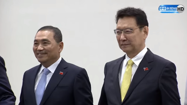 國民黨“中常會(huì)”24日公布侯友宜（左）副手人選，由中廣董事長趙少康（右）出任。