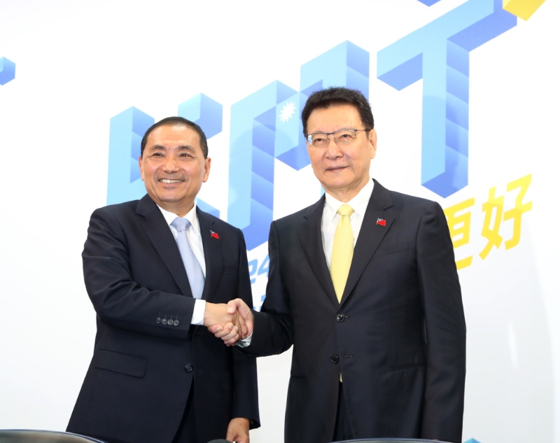 國(guó)民黨24日舉行“中常會(huì)”，由侯友宜（左）鄭重介紹搭檔的副手人選趙少康（右），兩人接受媒體訪問(wèn)后再度握手展勝選意志。