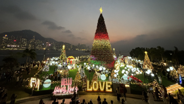 西九圣誕小鎮(zhèn)豎20米高圣誕樹，游客期待特色市集增添氣氛