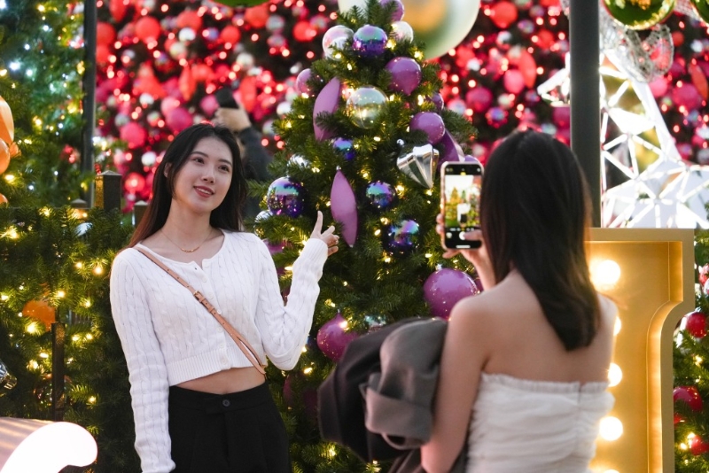 少女們拍照打卡少不了。