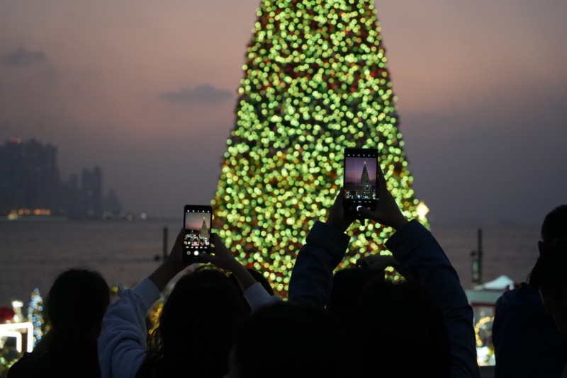 邊參觀圣誕小鎮(zhèn)，再看看維港景色，一樂也。 吳艷玲攝