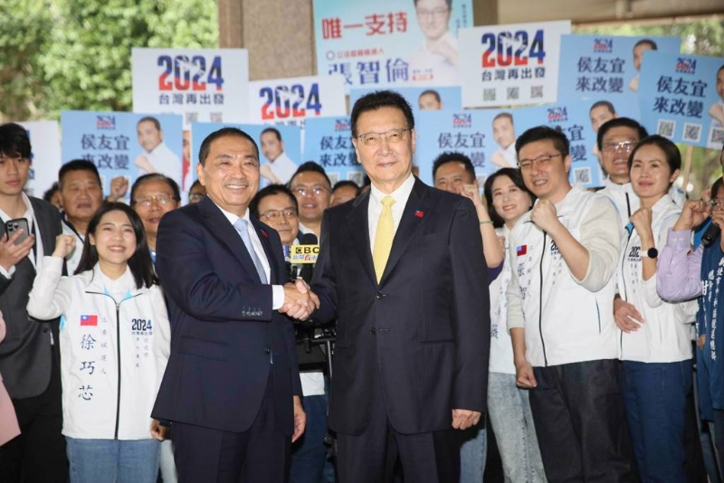 國民黨參選人侯友宜與副手趙少康24日到“中選會”正式參選登記。