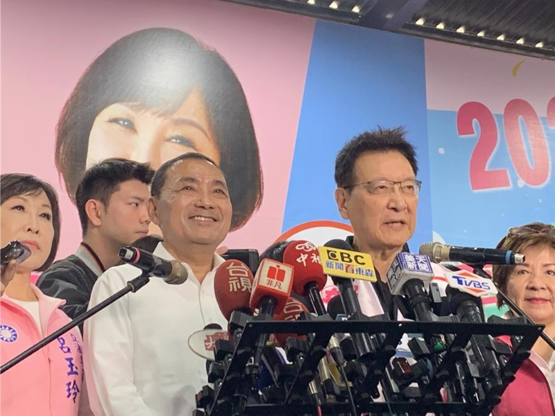 國民黨參選人侯友宜與中廣董事長趙少康搭配參選，2人登記后今出席首場造勢活動，到桃園平鎮(zhèn)替桃園五選區(qū)“立委”呂玉玲打氣。