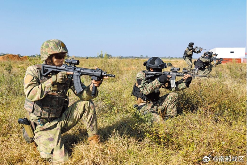 中國(guó)解放軍南部戰(zhàn)區(qū)25日宣布，南部戰(zhàn)區(qū)陸軍部隊(duì)根據(jù)年度訓(xùn)練計(jì)劃，自即日起，在位于中緬邊境中方一側(cè)，舉行實(shí)戰(zhàn)化演訓(xùn)活動(dòng)。摘自南部戰(zhàn)區(qū)微博