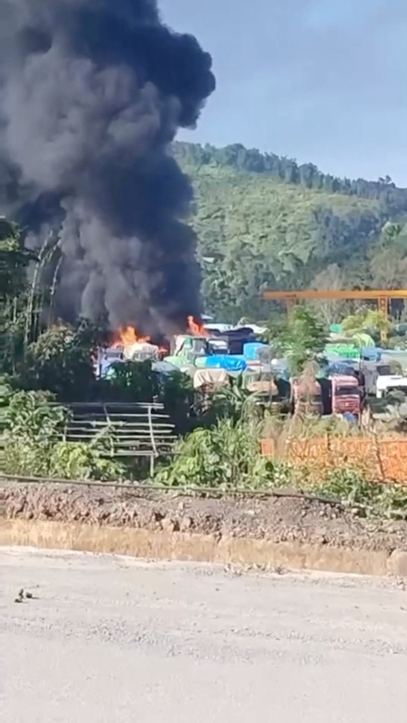多部中國(guó)物資貨車在緬甸被焚