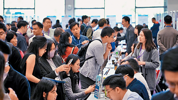 參與企業(yè)指反映出乎意料地好，開始一小時已有學生排隊咨詢。