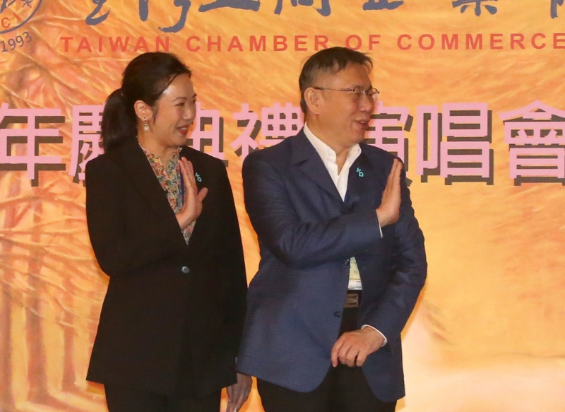 柯文哲（右）和副手吳欣盈（左）