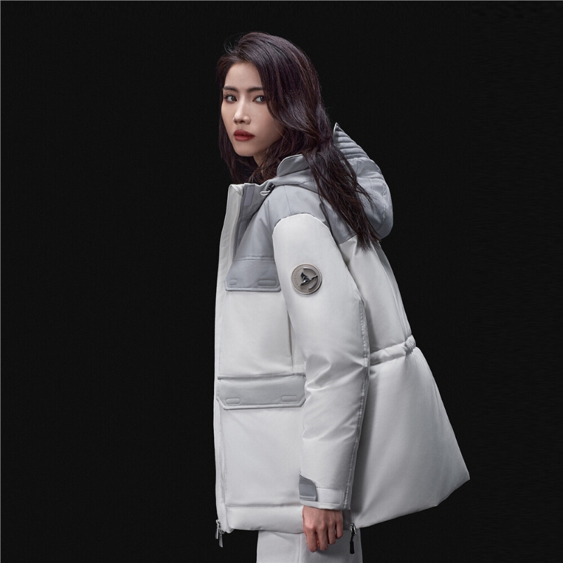 可獨(dú)立機(jī)洗的女裝5A高品質(zhì)鵝絨羽絨外套、原價(jià)$3,990、現(xiàn)售$3,790、G，用上Teflon涂層可防污及防油，達(dá)90%的5A高品質(zhì)鵝絨含量，適合攝氏零度至零下10度穿著。