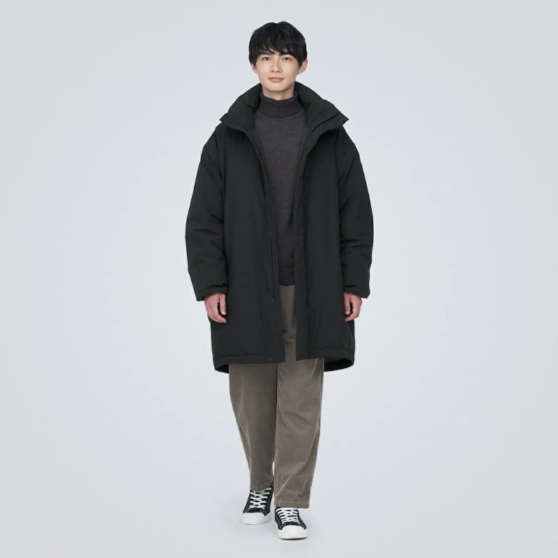 男裝撥水加工羽絨長(zhǎng)外套、原價(jià)$1,280、現(xiàn)售$1,152、M，采用了蓬松度高達(dá)750的羽毛填充，保暖十足，而表布施以撥水加工，有助抖落雨滴。