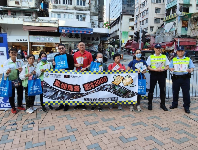 12月1日至8日期間，警方交通總部聯(lián)同總區(qū)道路安全組，在全港多區(qū)向行人宣傳安全過(guò)馬路的訊息，并大派道路安全吉祥物熊sir的紀(jì)念品。