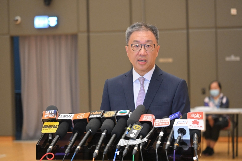 選舉管理委員會(huì)主席陸啟康法官今日（十二月五日）視察位于北角社區(qū)會(huì)堂的模擬投票站，并示范2023年區(qū)議會(huì)一般選舉的正確投票程序。 圖示陸啟康法官在視察后會(huì)見(jiàn)傳媒。