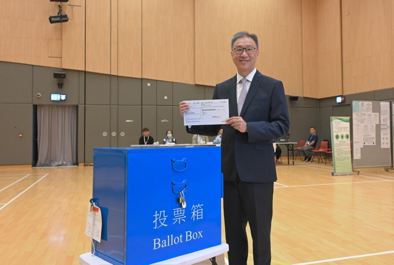 選舉管理委員會(huì)主席陸啟康法官今日（十二月五日）視察位于北角社區(qū)會(huì)堂的模擬投票站，并示范2023年區(qū)議會(huì)一般選舉的正確投票程序。 圖示陸啟康法官展示區(qū)議會(huì)地方選區(qū)投票通知卡樣本。