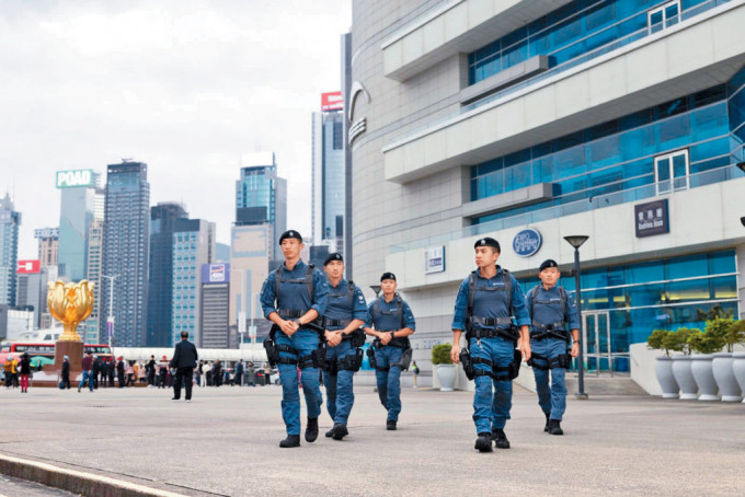 警方將派出大批警力在全港票站、重要基建及人流較密集的地方，進(jìn)行不定時的高姿態(tài)反恐巡邏。