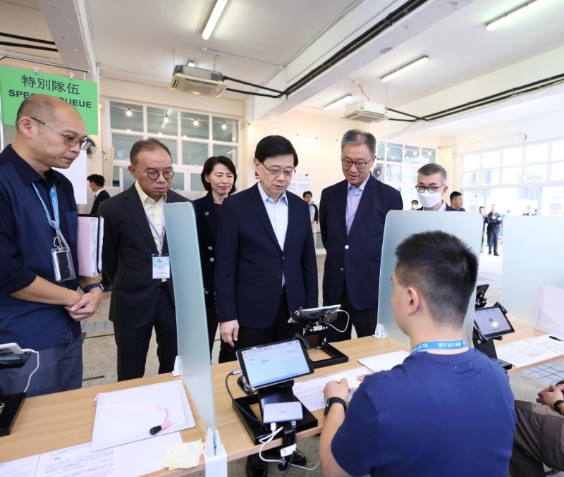李家超與多名高官到杏花邨一個地方選區(qū)票站巡視。李家超fb