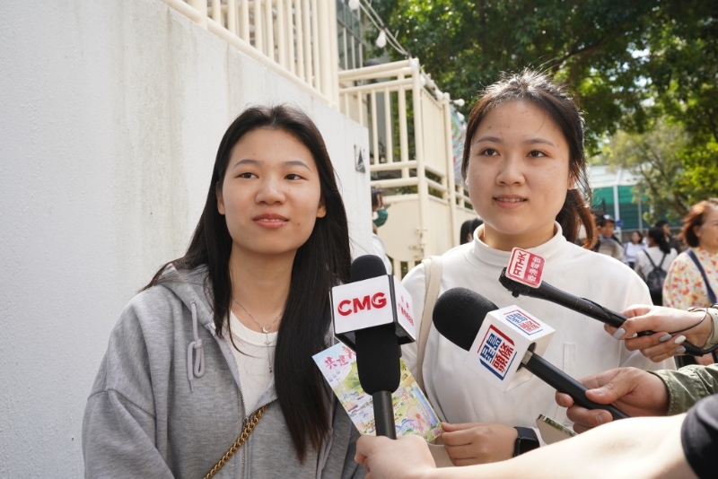 「首投族」模小姐及張小姐在廣州讀書特到回港投票。