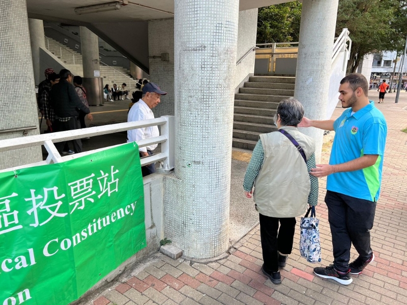 愛羣義工團(tuán)亦分別到不同地區(qū)，協(xié)助有需要的長(zhǎng)者往返票站。懲教署fb
