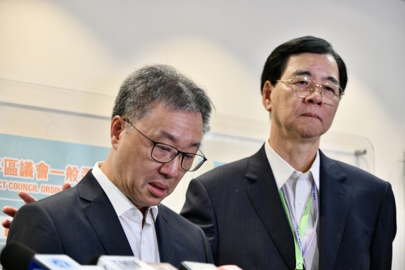 選管會(huì)主席陸啟康見記者。