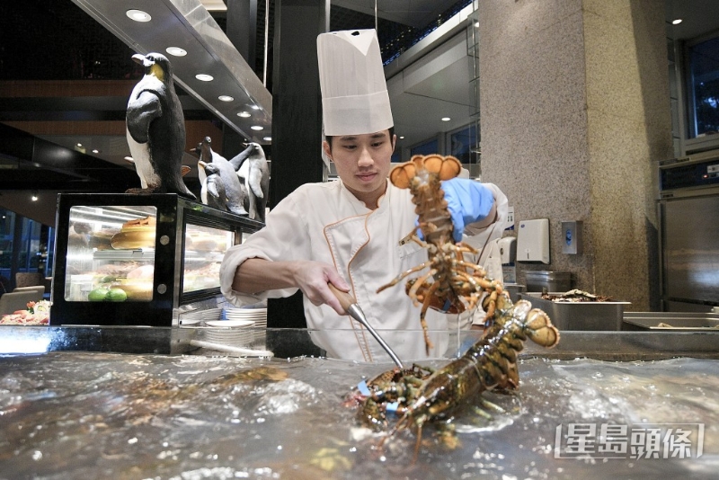 店內設魚缸，海鮮生猛。