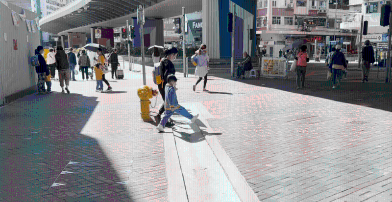 有年幼孩子跨過(guò)坑渠時(shí)，明顯有難度。