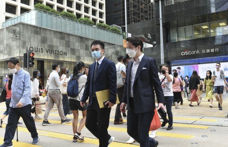 華德士（Robert Walters）最新發(fā)布2024年「全球薪酬調(diào)查」顯示，預(yù)計(jì)2024年香港的專(zhuān)業(yè)人士職位整體薪酬水平將維持不變，惟轉(zhuǎn)工的加薪幅度僅有5%至10%。