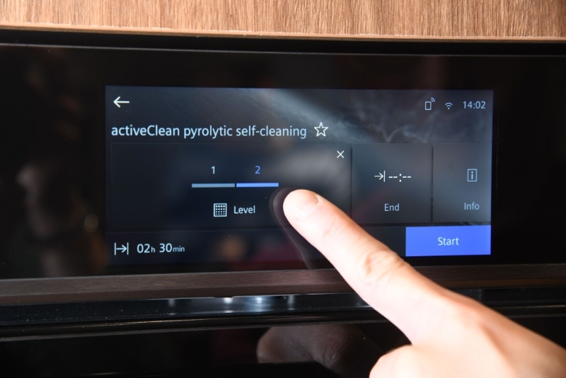 新式焗爐可定期啟動(dòng)activeClean功能作深層清潔。