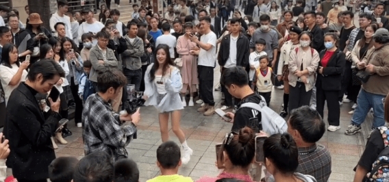 東門吸引不少直播主在此聚集