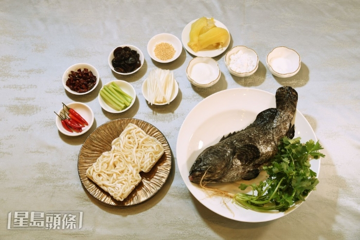 李師傅的酸菜魚版本主要利用指天椒、辣椒干、花椒油及酸菜，豐富了酸菜魚中的魚塊及湯汁的味道層次。