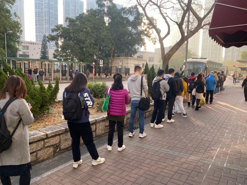 該邨巴每天早上都大排長龍。
