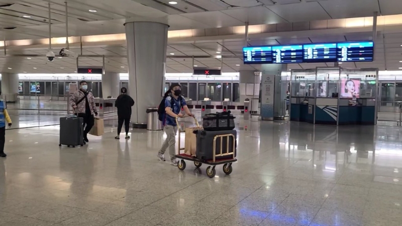 旅客可向職員借用行李車，由出閘口直推車至的士站上車。