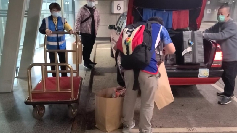 職員會等待旅客將行李搬上的士后收回。