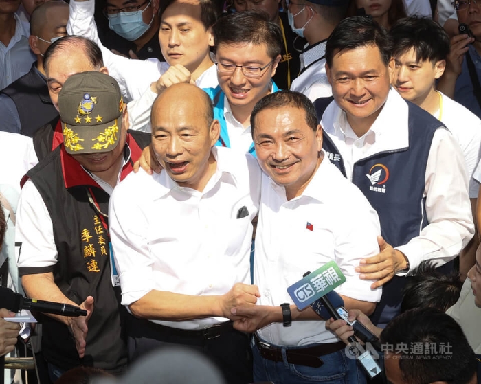 韓國瑜（前左）與侯友宜（前右）為這次選戰(zhàn)再次團(tuán)結(jié)。