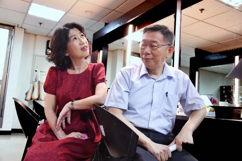 妻子陳佩琪（左）常在臉書(shū)貼文，每次都是事后才告知先生柯文哲（右），讓柯“覺(jué)得很害怕”。