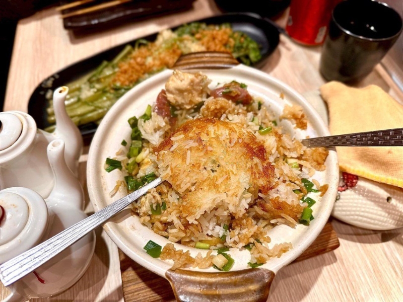以自家制豬油煲仔飯作主調(diào)，配料如牛肉、臘肉、臘腸、滑雞、咸蛋等可自由配搭。
