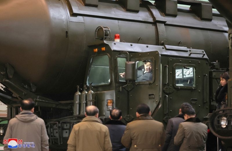 金正恩視察期登上發(fā)射車，其女兒站在一旁。路透社