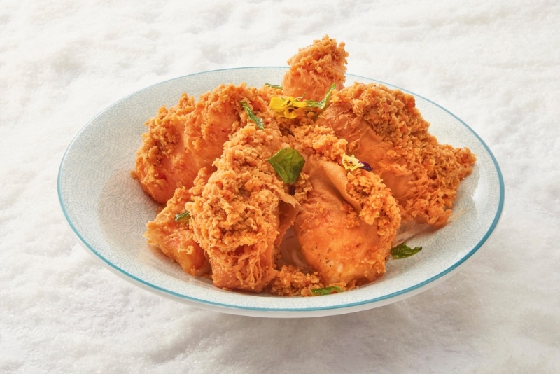 海龍王餐廳中菜新菜單——黃金燕麥阿拉斯加長腳蟹腳—啖啖肉的蟹腳沾有燕麥及咸蛋黃，吃起來外酥內(nèi)嫩，咸鮮甜美。