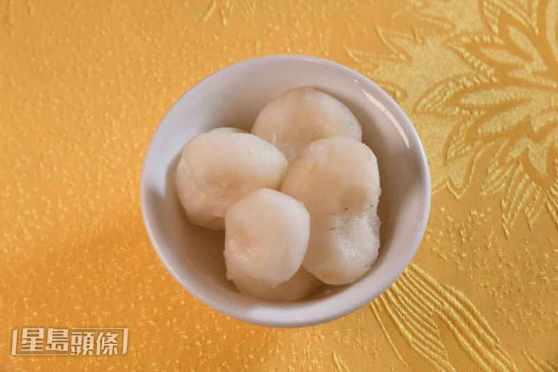 咸魚蒸肉餅加馬蹄爽嫩多汁。