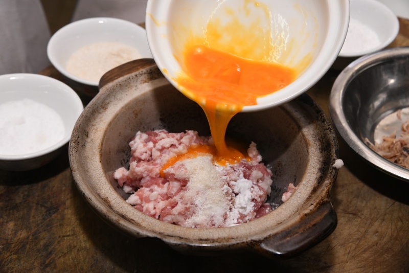 在肉餅加入蛋漿拌勻，更加滑溜。