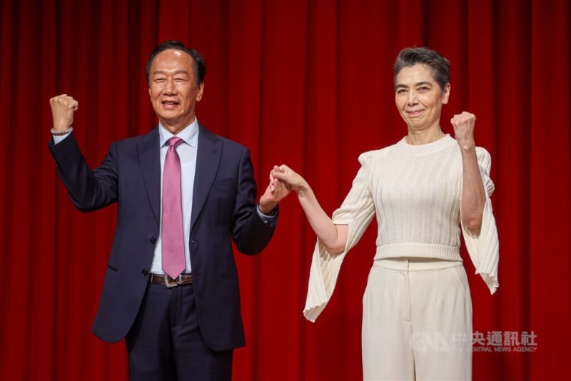 鴻海創(chuàng)辦人郭臺(tái)銘（左）9月宣布與藝人賴(lài)佩霞（右）搭配參選正副領(lǐng)導(dǎo)人，可惜最后未正式登記參選。中央社
