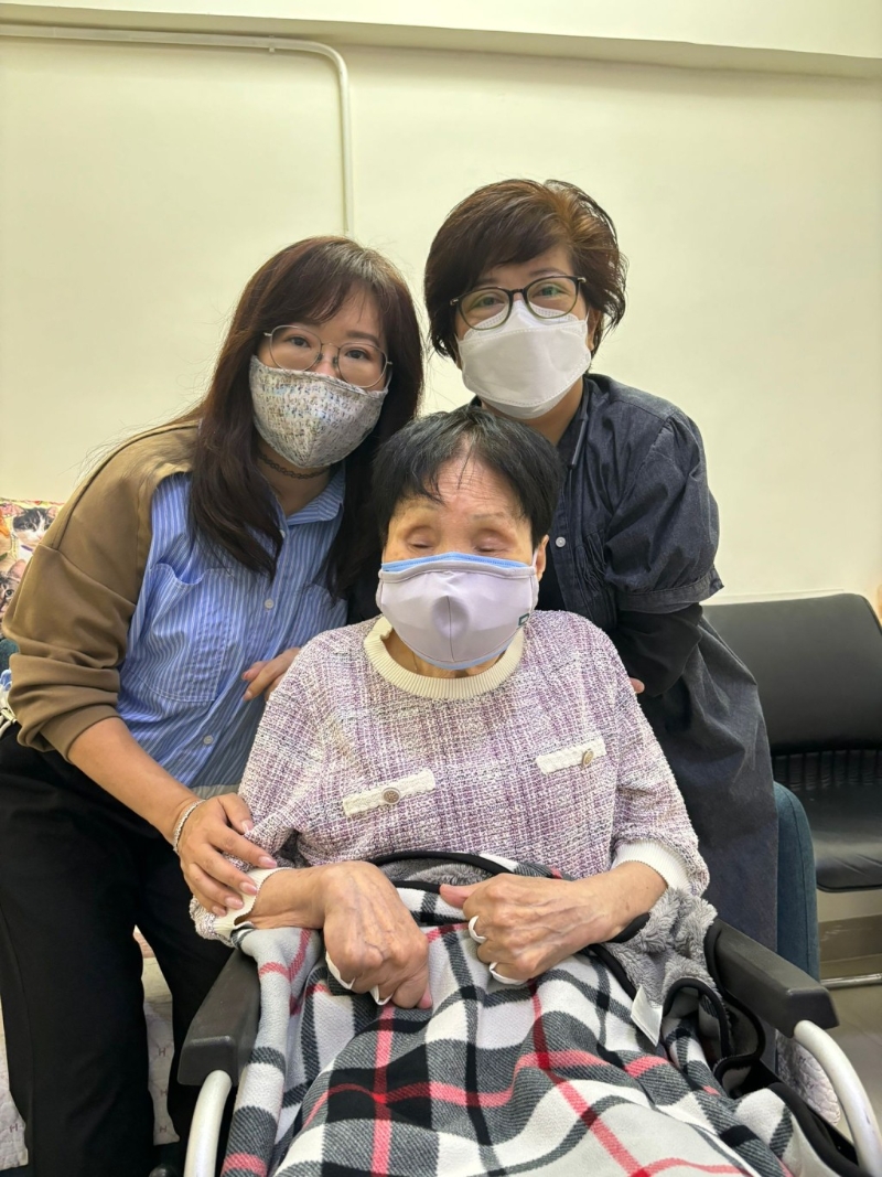 陸姑娘(右上)有一次親自陪伴李婆婆送醫(yī)6小時(shí)，自此被李家視為一家人。(受訪者)