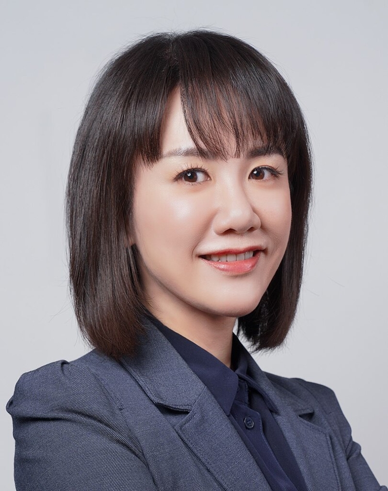 彰化國民黨現(xiàn)任“立委”謝衣鳳（左）對陣吳音寧（右）