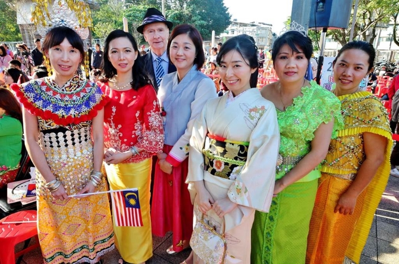 圖為臺灣的移民節(jié)新住民盛裝出席。