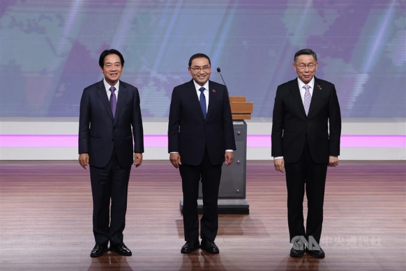 民進黨籍候選人賴清德（左）、國民黨籍候選人侯友宜（中）與民眾黨籍候選人柯文哲（右）電視辯論會前合影。