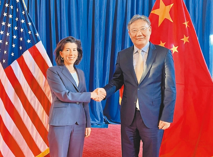 圖為王文濤與雷蒙多2023年5月在美國華盛頓會(huì)談。