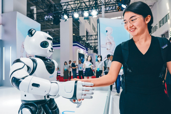 一名女士在北京與智能機器人握手