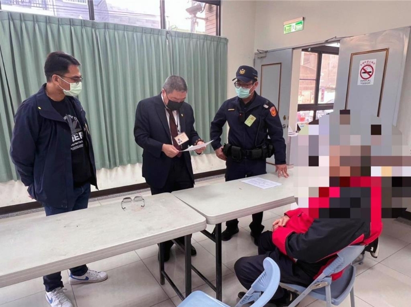 臺(tái)南市安南區(qū)投票所一名年近80歲的男子攜帶手機(jī)入內(nèi)投票，被工作人員發(fā)現(xiàn)。臺(tái)南市選委會(huì)表示，將搜集相關(guān)事證提請(qǐng)監(jiān)察小組會(huì)議議決后，陳報(bào)委員會(huì)議依法裁罰。