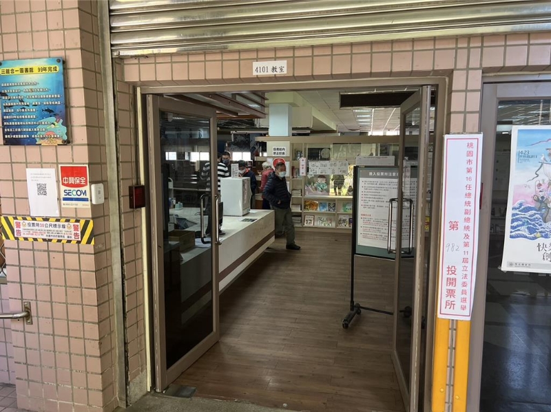 今上午有婦人帶手機(jī)拍攝選票