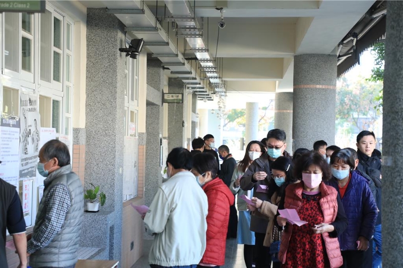 臺中市健行小學(xué)投開票所以早涌入投票人潮